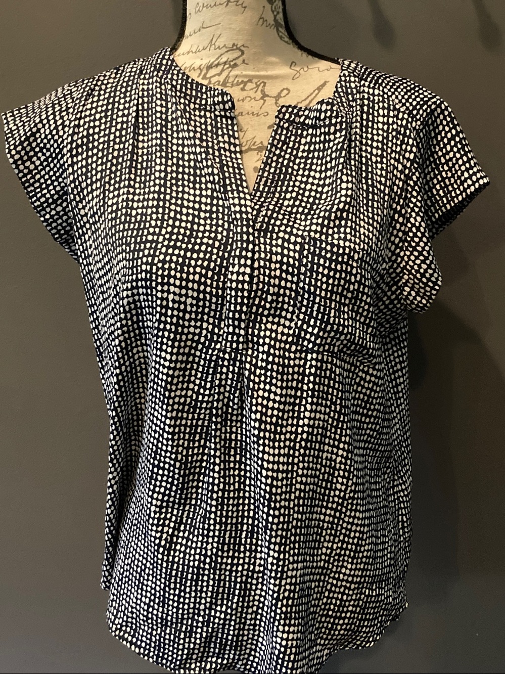 Liz Claiborne size medium short sleeved black& white patterned blouse v neck EUC